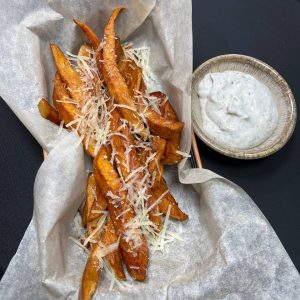 Батат фри с трюфельным соусом и пармезаном Sweet potato fries with truffle sause and parmesan