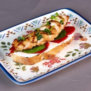 Брускетта с курицей и печеным перцем Bruschetta with chicken fillet and baked peppers