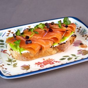 Брускетта с лососем и авокадо Bruschetta with salmon and avocado