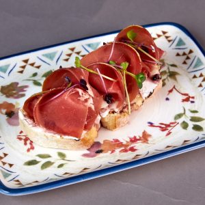 Брускетта с прошутто Bruschetta with prosciutto