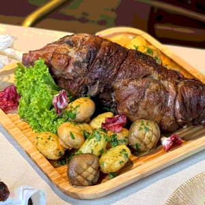 Запеченная ножка ягненка с прованскими травами