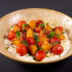 Запеченные томаты черри с ананасом и сыром страчателла Baked cherry tomatoes with pineapple and stracciatella cheese