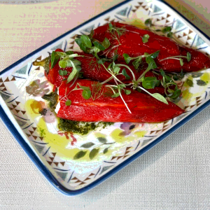 Запеченный перец каппи с сырным кремом и соусом песто