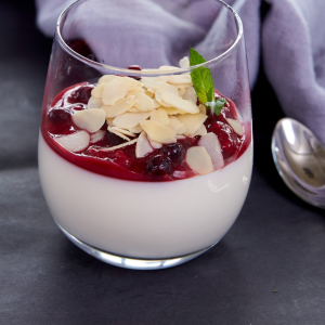 Панна-кота с ягодным соусом Panna cotta with berry sauce