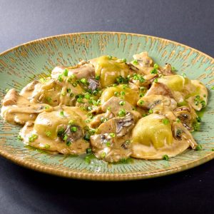 Равиоли с говяжьими щечками в грибном соусе Ravioli with beef cheek in mushroom sauce