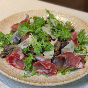 Салат с лесными грибами, ветчиной коппа, пармезаном и трюфельным маслом