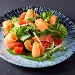 Салат с лососем , креветками и грейпфрутом Salmon, shrimp and grapefruit salad