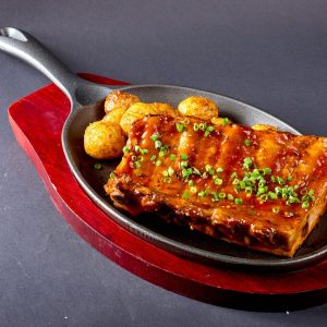 Свиные ребра с молодым картофелем Pork ribs with new potatoes