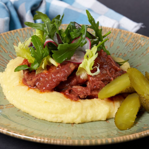Томленные говяжьи щечки Braised beef cheeks
