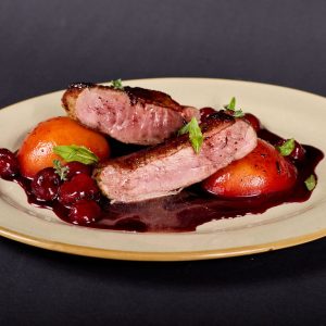 Утиная грудка с персиком и соусом вишня-ром Duck breast with peach and cherry-rum sauce