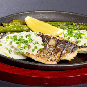 Филе дорадо с спаржей и соусом из каперсов Dorado fillet with asparagus and caper sauce