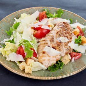 Цезарь с куриным филе Caesar with chicken fillet